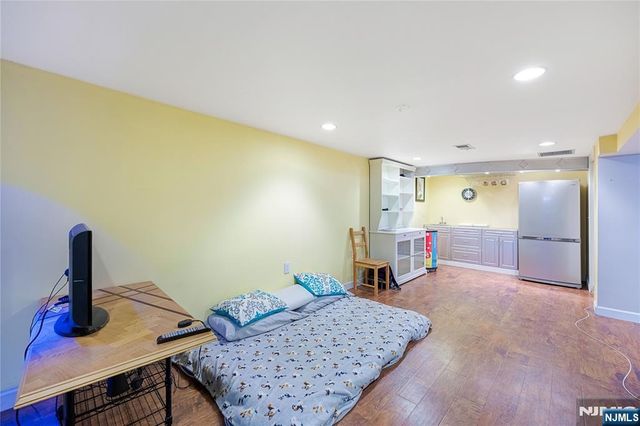 384 Main Avenue, Wallington, NJ 07057