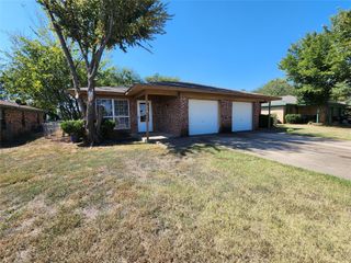 616 Gardens Boulevard B, Burleson, TX 76028