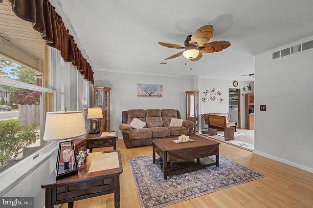 48 OAK LN, Tuckerton, NJ 08087