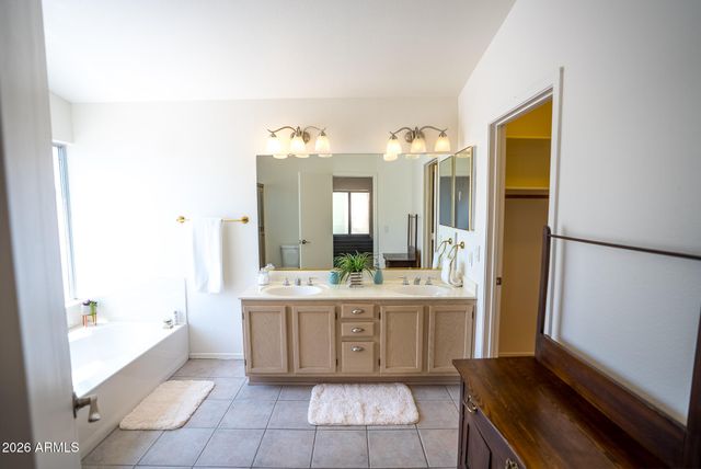 8011 W Laurel Lane, Peoria, AZ 85345