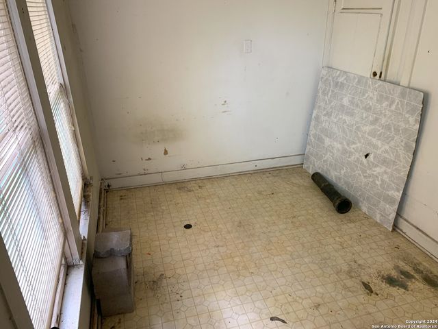 300 W PYRON AVE, San Antonio, TX 78214