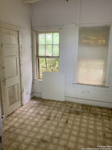 300 W PYRON AVE, San Antonio, TX 78214