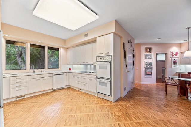 1370 Sunview Lane, Winnetka, IL 60093