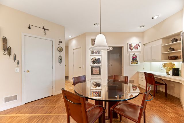 1370 Sunview Lane, Winnetka, IL 60093