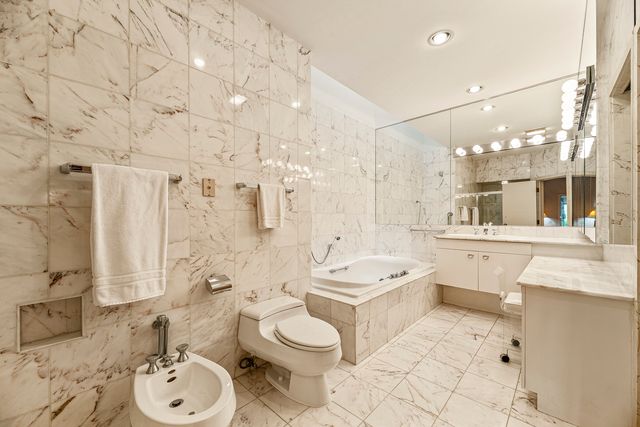 1370 Sunview Lane, Winnetka, IL 60093