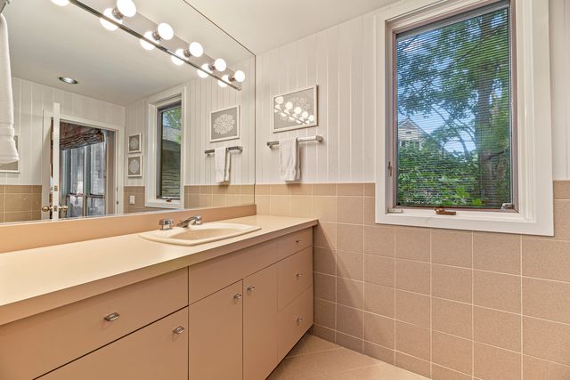 1370 Sunview Lane, Winnetka, IL 60093