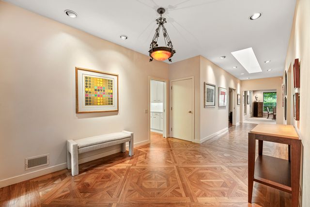 1370 Sunview Lane, Winnetka, IL 60093