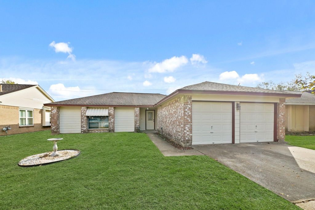 1325 Canyon Springs Drive, La Porte, TX 77571