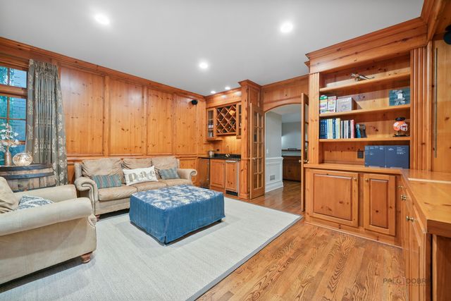 30 N Western Avenue, Lake Forest, IL 60045