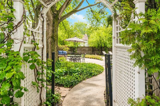 30 N Western Avenue, Lake Forest, IL 60045