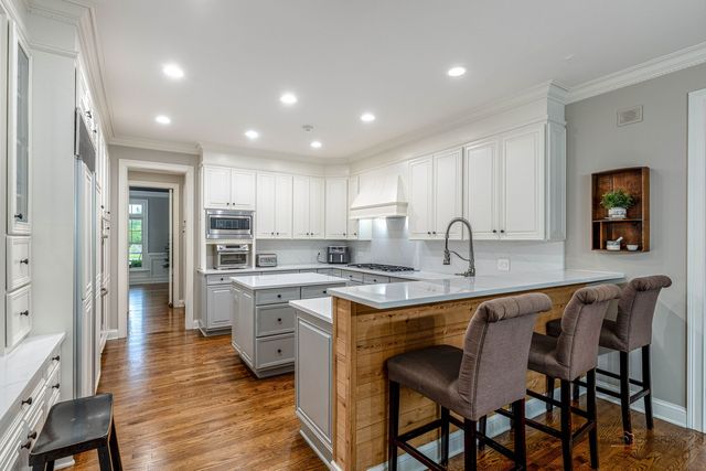 30 N Western Avenue, Lake Forest, IL 60045