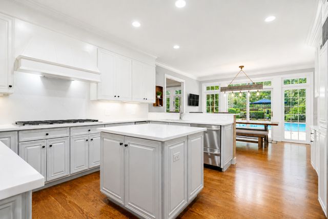 30 N Western Avenue, Lake Forest, IL 60045
