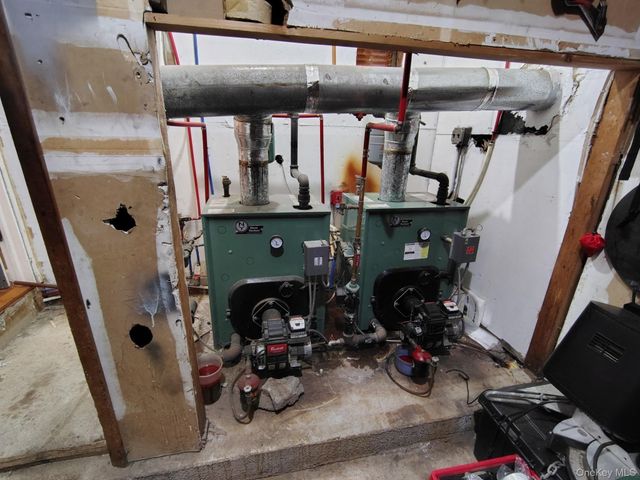 122 W 1st Street, Deer Park, NY 11729