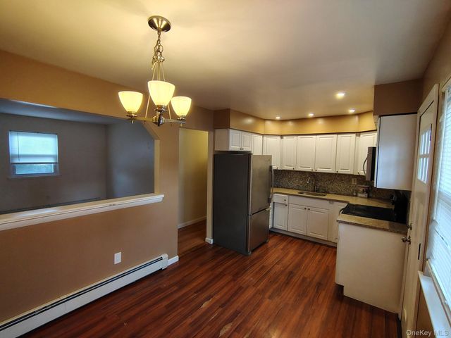 122 W 1st Street, Deer Park, NY 11729