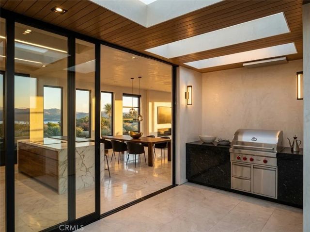 990 Hillcrest, Laguna Beach, CA 92651