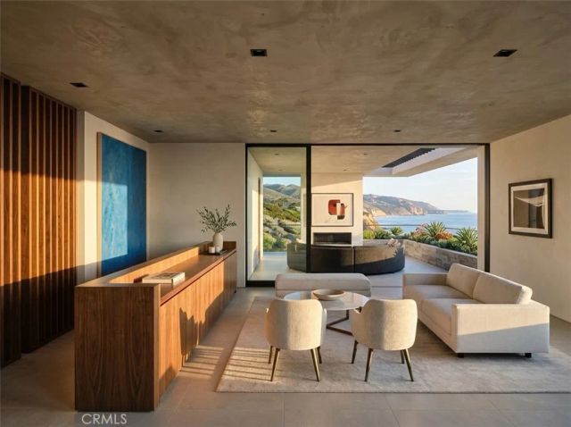 990 Hillcrest, Laguna Beach, CA 92651