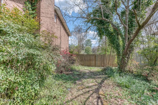 2200 Camelot Circle, Johnson City, TN 37604