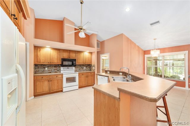 133 N McGowan Avenue, Crystal River, FL 34429