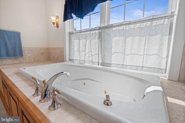 3940 WHITETAIL CT, Schnecksville, PA 18078