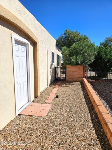 2035 S San Ray Drive, Green Valley, AZ 85614