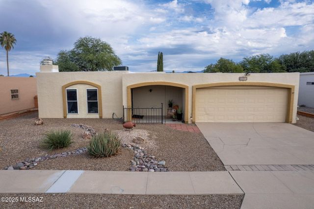 2035 S San Ray Drive, Green Valley, AZ 85614