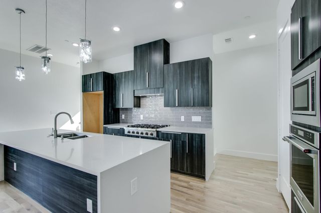 708 W 9th Street 103, Dallas, TX 75208