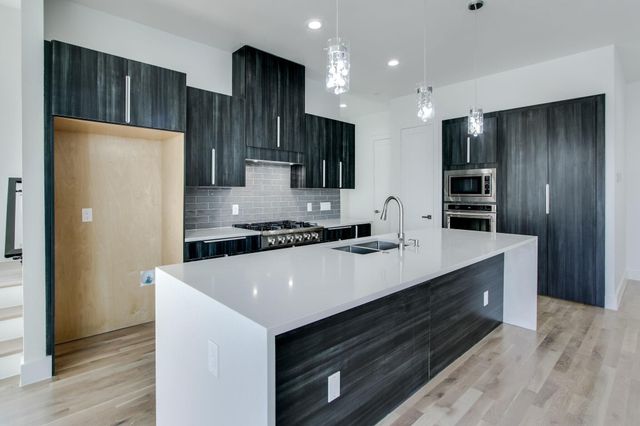 708 W 9th Street 103, Dallas, TX 75208