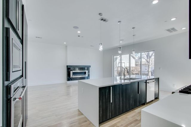 708 W 9th Street 103, Dallas, TX 75208