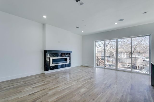 708 W 9th Street 103, Dallas, TX 75208