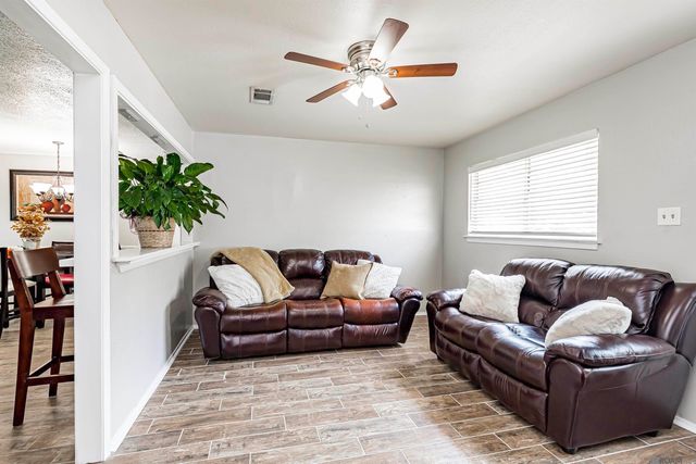 7637 Gov Derbigny Dr, Baton Rouge, LA 70811