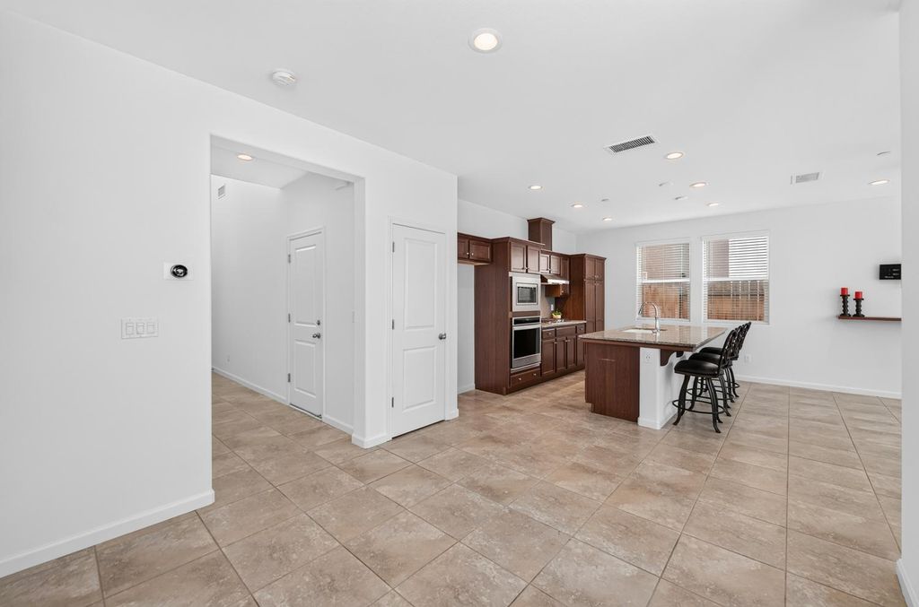 Image 10 of property listing at 976 Thurman Way W, Madera, CA 93636