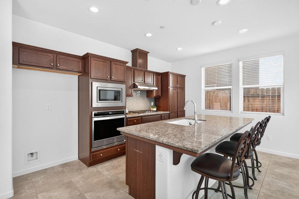 Image 11 of property listing at 976 Thurman Way W, Madera, CA 93636
