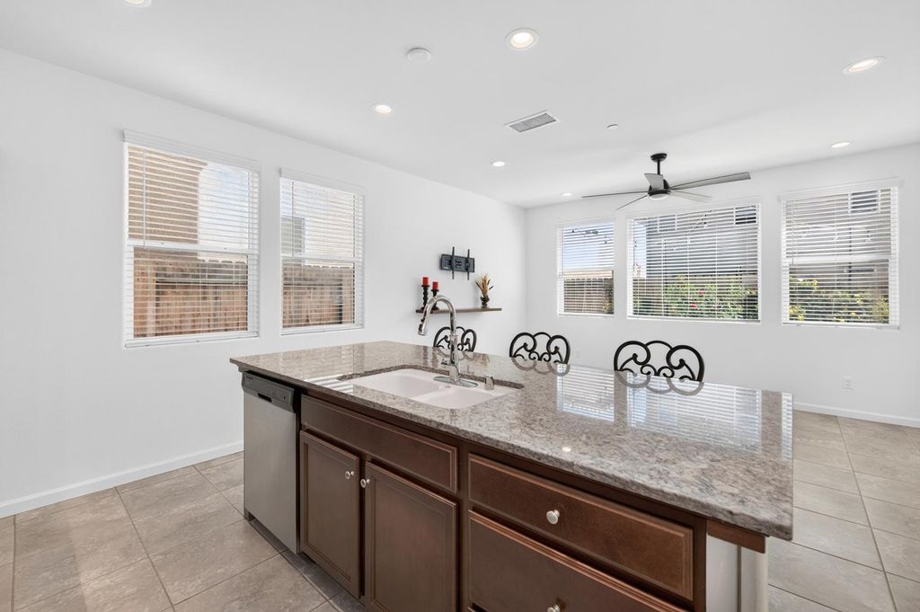 Image 12 of property listing at 976 Thurman Way W, Madera, CA 93636