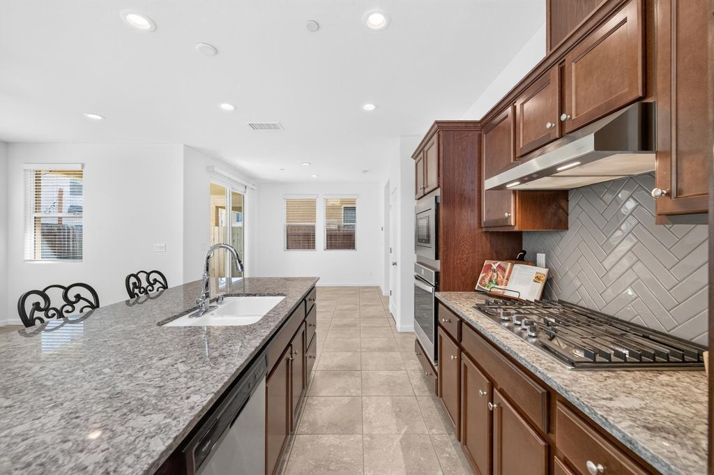 Image 14 of property listing at 976 Thurman Way W, Madera, CA 93636
