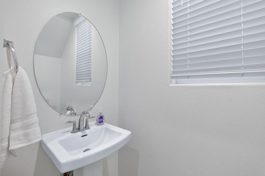Image 15 of property listing at 976 Thurman Way W, Madera, CA 93636