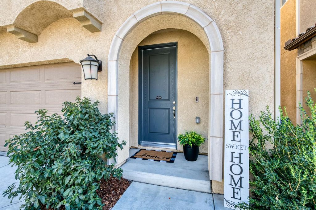 Image 2 of property listing at 976 Thurman Way W, Madera, CA 93636