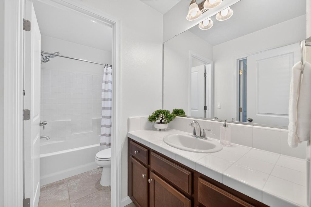 Image 21 of property listing at 976 Thurman Way W, Madera, CA 93636