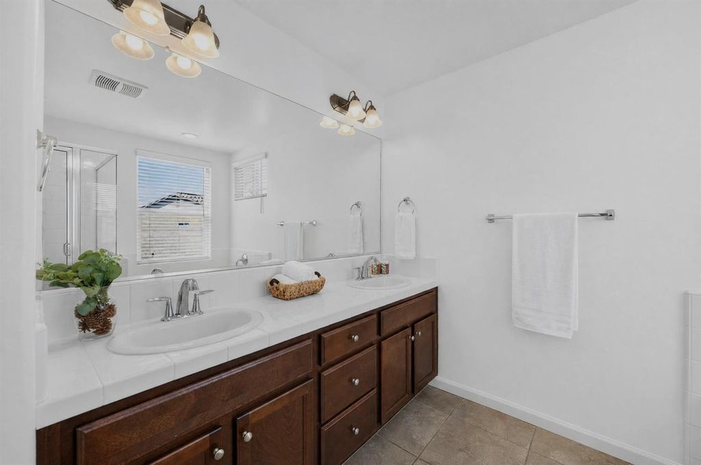 Image 24 of property listing at 976 Thurman Way W, Madera, CA 93636