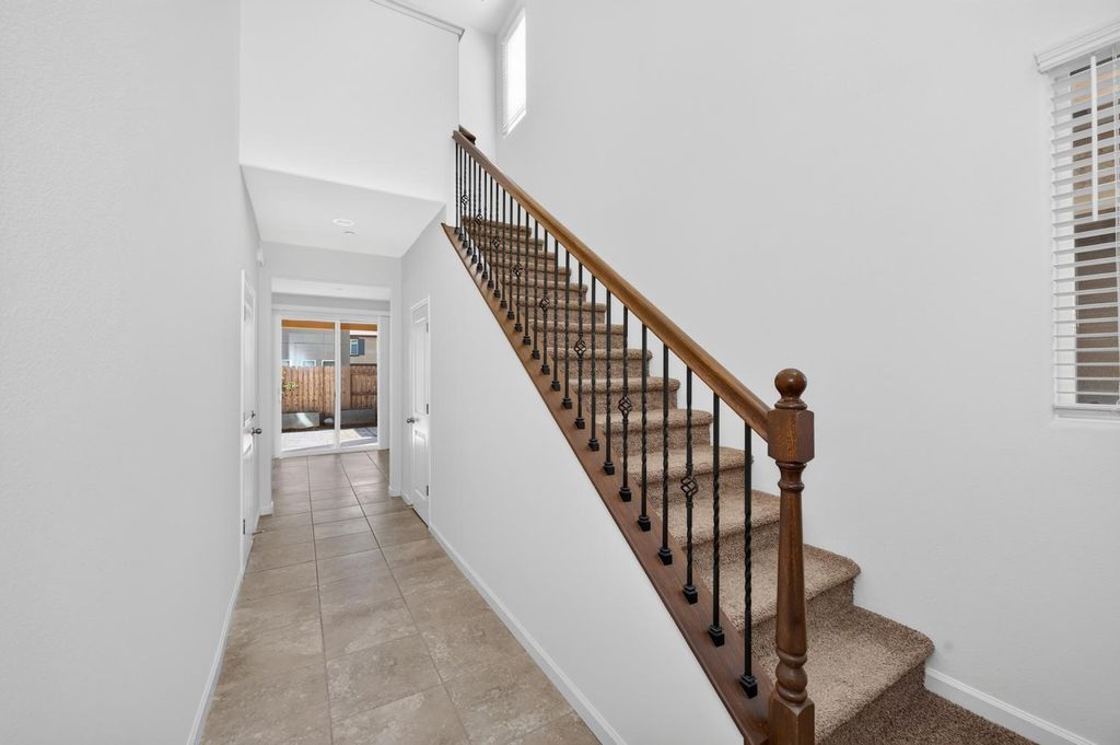 Image 3 of property listing at 976 Thurman Way W, Madera, CA 93636