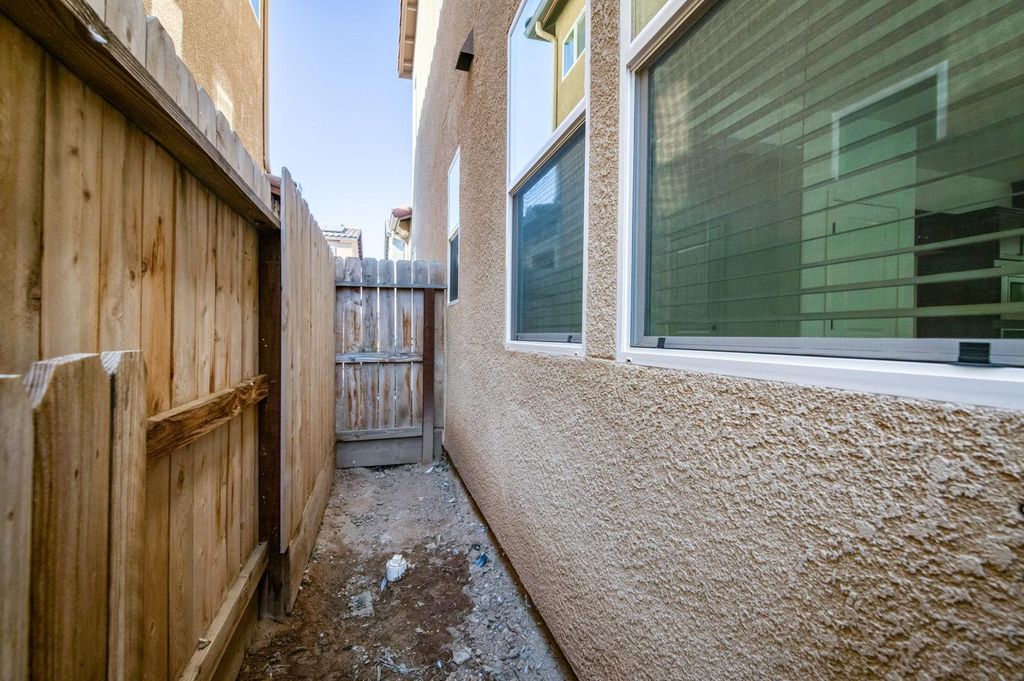 Image 31 of property listing at 976 Thurman Way W, Madera, CA 93636