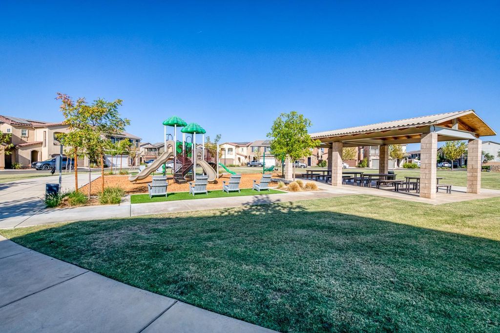 Image 38 of property listing at 976 Thurman Way W, Madera, CA 93636