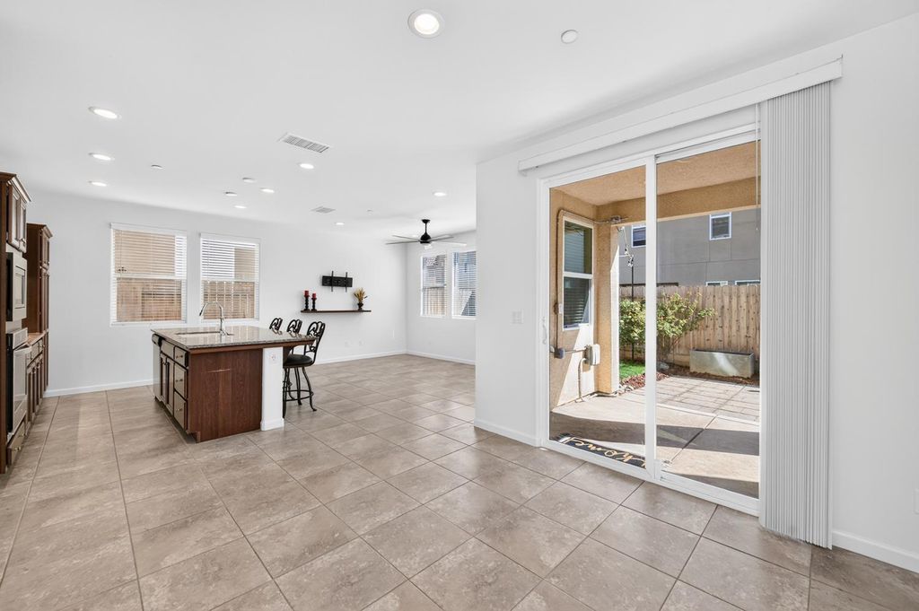 Image 4 of property listing at 976 Thurman Way W, Madera, CA 93636