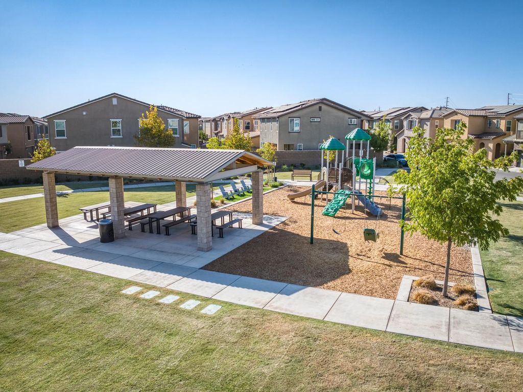Image 40 of property listing at 976 Thurman Way W, Madera, CA 93636