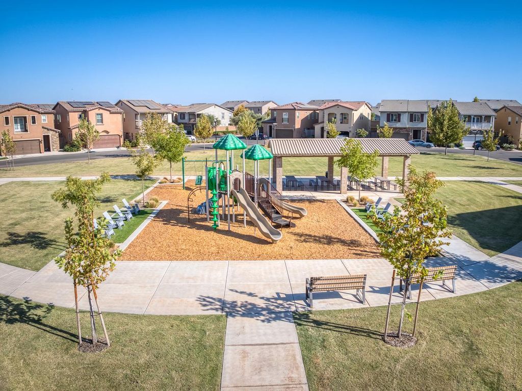 Image 41 of property listing at 976 Thurman Way W, Madera, CA 93636