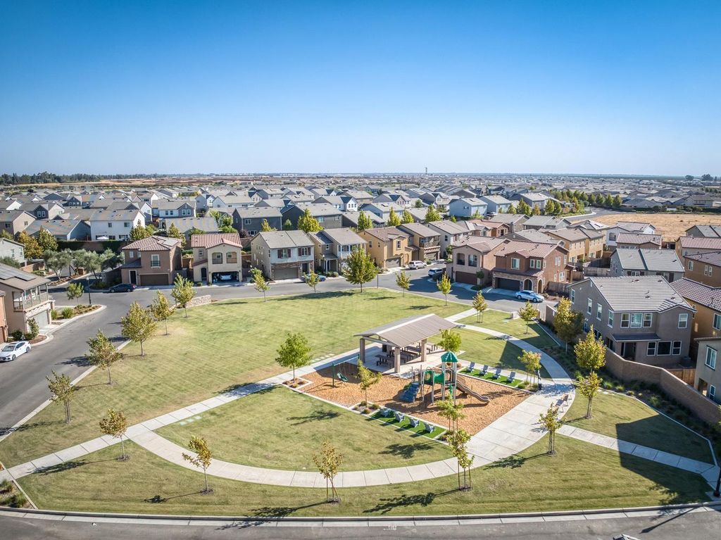 Image 42 of property listing at 976 Thurman Way W, Madera, CA 93636
