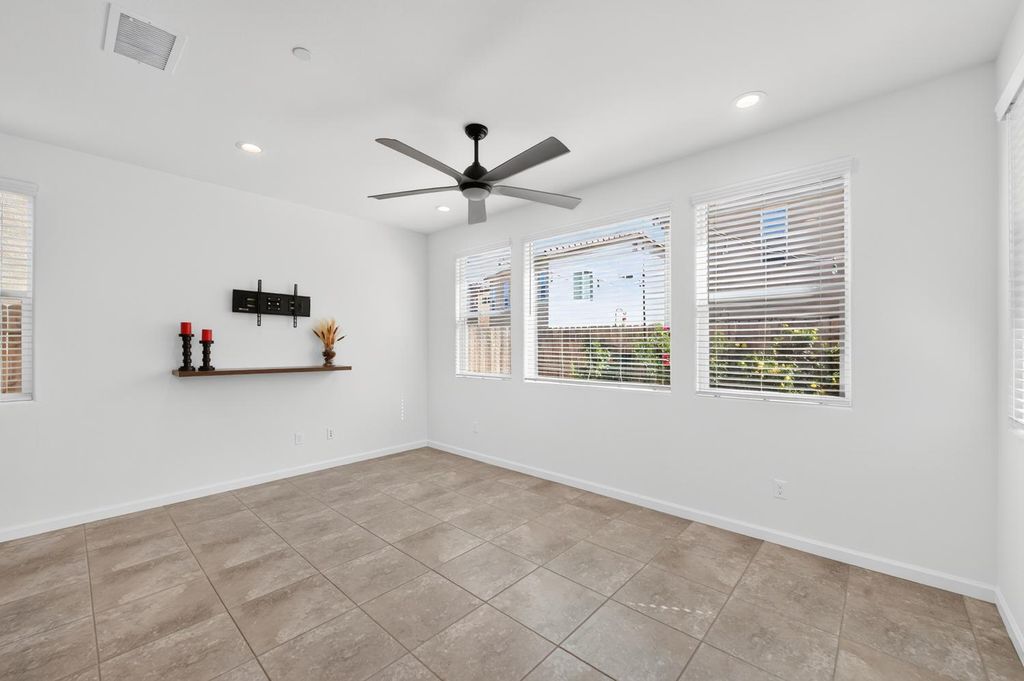 Image 5 of property listing at 976 Thurman Way W, Madera, CA 93636