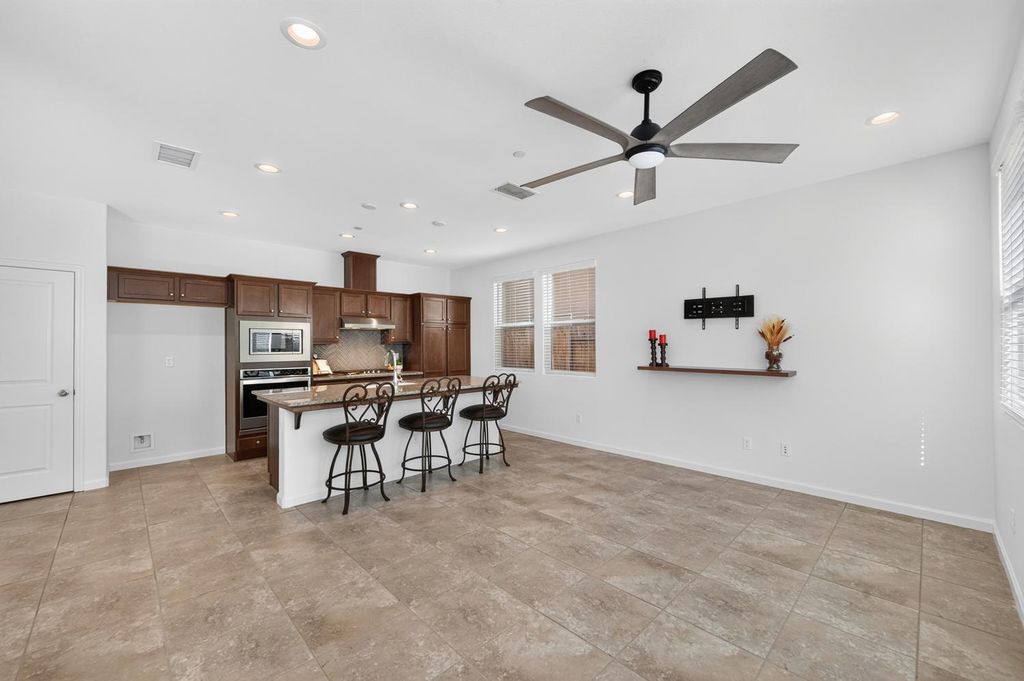 Image 6 of property listing at 976 Thurman Way W, Madera, CA 93636