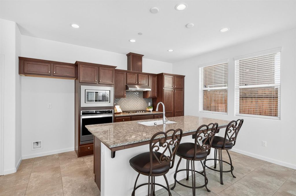 Image 7 of property listing at 976 Thurman Way W, Madera, CA 93636