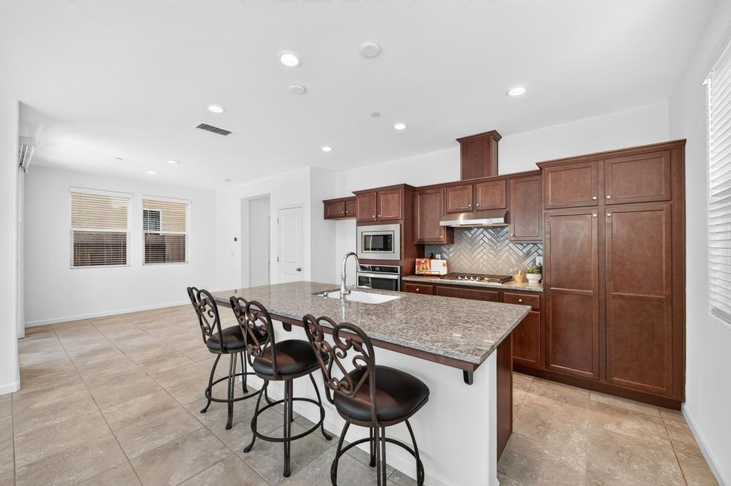 Image 8 of property listing at 976 Thurman Way W, Madera, CA 93636