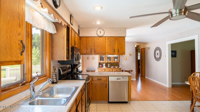 559 Bloomingrove Drive, North Greenbush, NY 12144